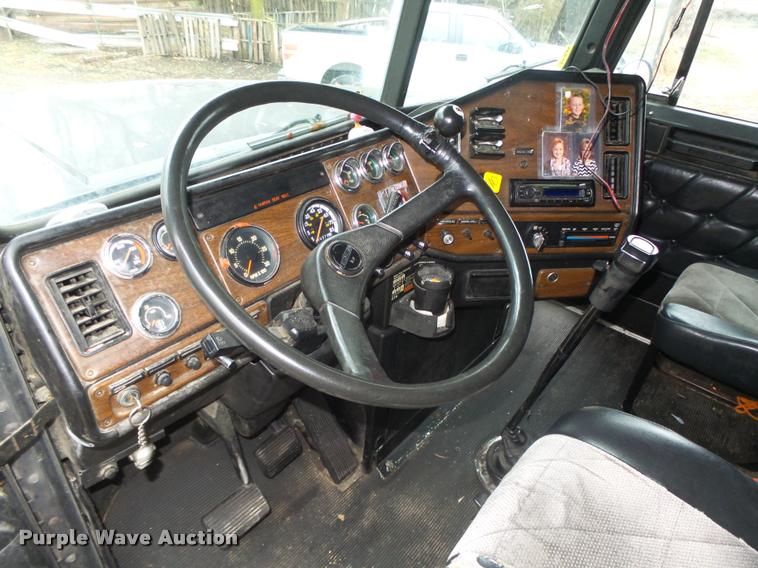 image for item L4185 1992 Freightliner FLD120 semi truck