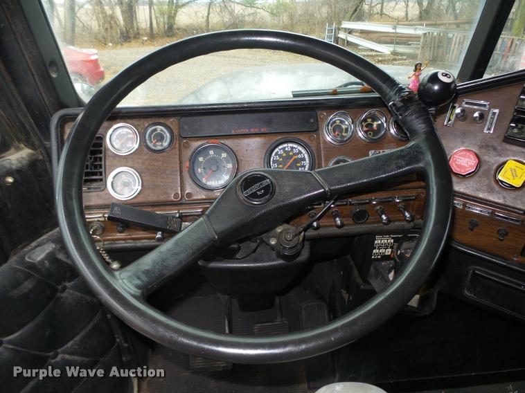 image for item L4185 1992 Freightliner FLD120 semi truck