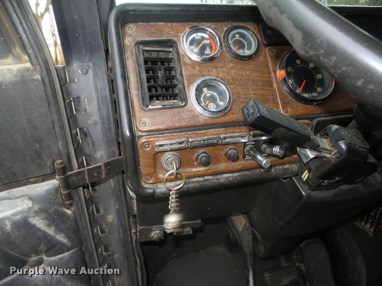 image for item L4185 1992 Freightliner FLD120 semi truck