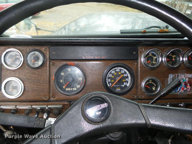 image for item L4185 1992 Freightliner FLD120 semi truck