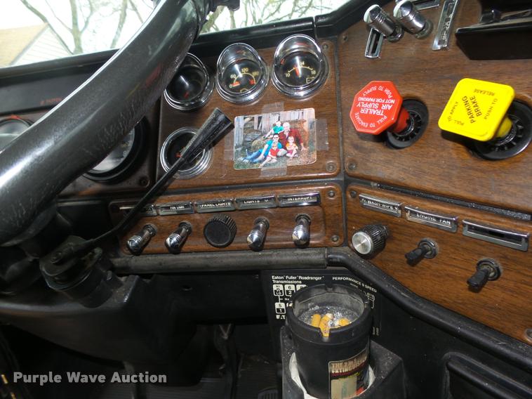 image for item L4185 1992 Freightliner FLD120 semi truck