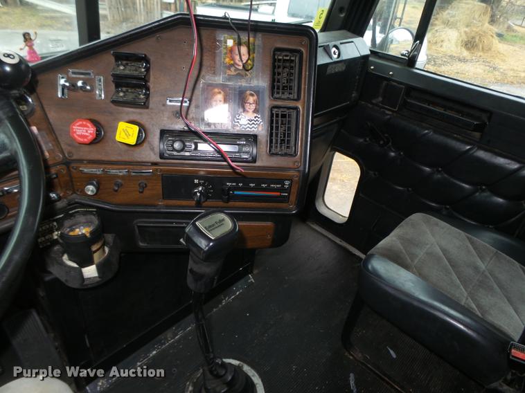 image for item L4185 1992 Freightliner FLD120 semi truck