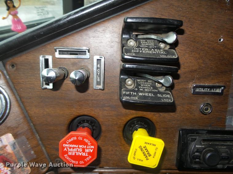 image for item L4185 1992 Freightliner FLD120 semi truck