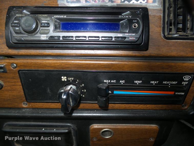 image for item L4185 1992 Freightliner FLD120 semi truck