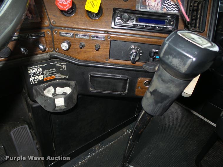 image for item L4185 1992 Freightliner FLD120 semi truck