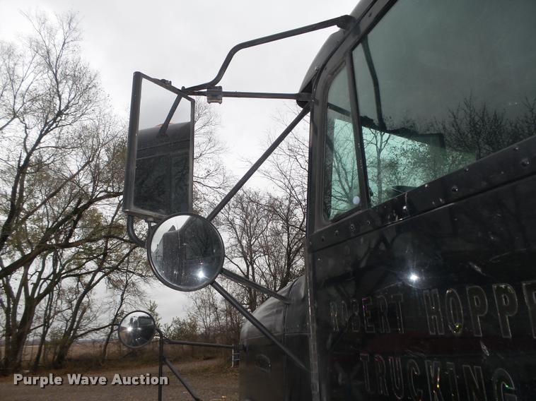 image for item L4185 1992 Freightliner FLD120 semi truck