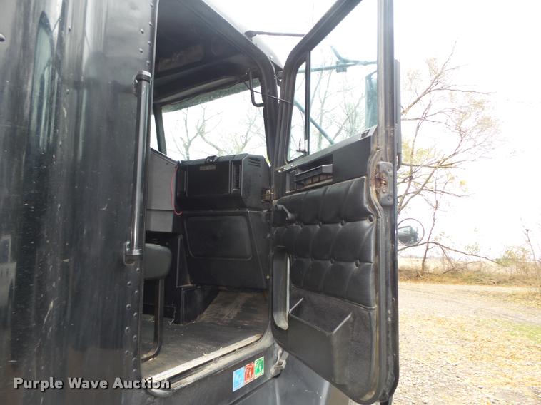 image for item L4185 1992 Freightliner FLD120 semi truck