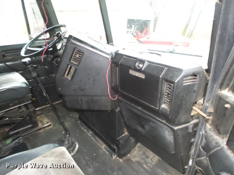 image for item L4185 1992 Freightliner FLD120 semi truck