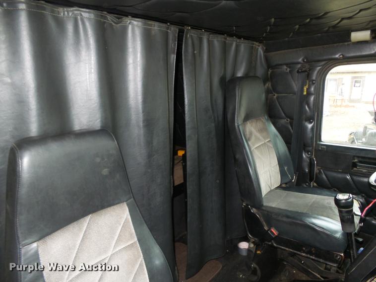 image for item L4185 1992 Freightliner FLD120 semi truck