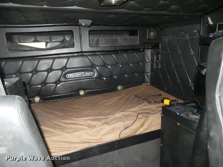 image for item L4185 1992 Freightliner FLD120 semi truck