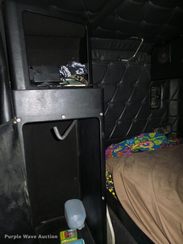 image for item L4185 1992 Freightliner FLD120 semi truck