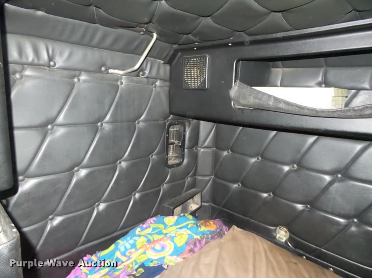 image for item L4185 1992 Freightliner FLD120 semi truck