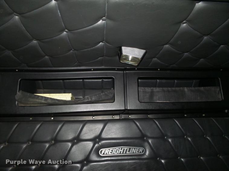 image for item L4185 1992 Freightliner FLD120 semi truck