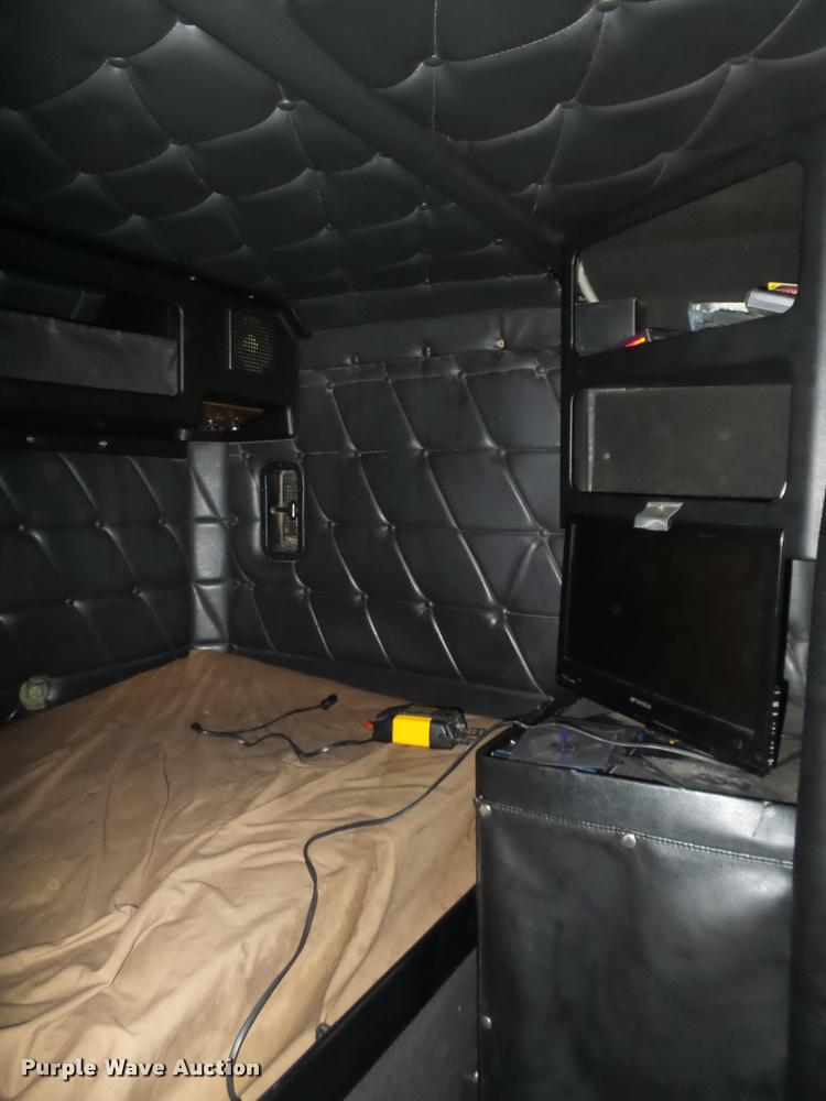 image for item L4185 1992 Freightliner FLD120 semi truck