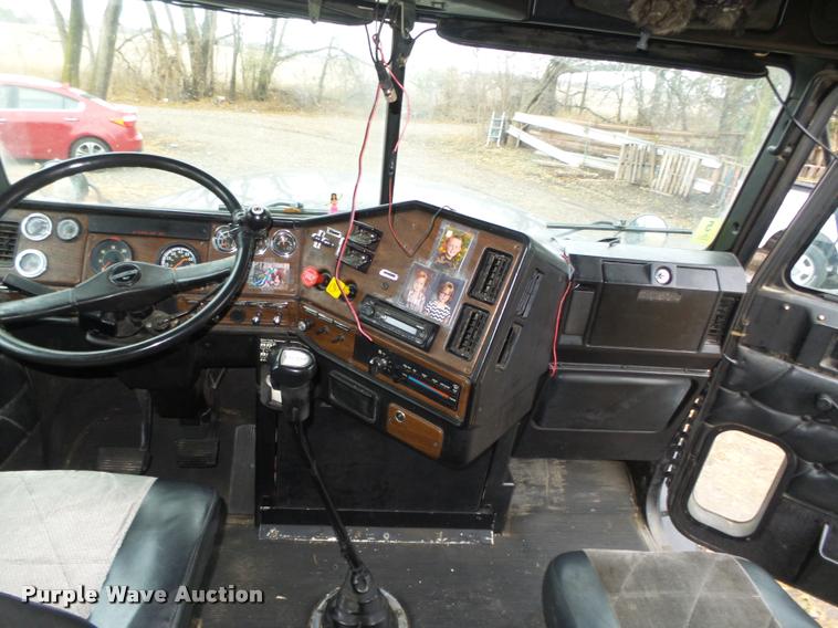 image for item L4185 1992 Freightliner FLD120 semi truck