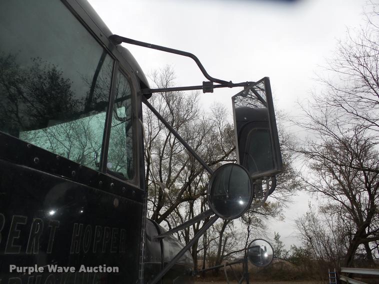 image for item L4185 1992 Freightliner FLD120 semi truck