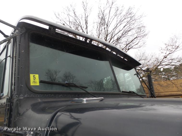 image for item L4185 1992 Freightliner FLD120 semi truck