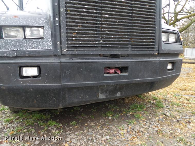 image for item L4185 1992 Freightliner FLD120 semi truck