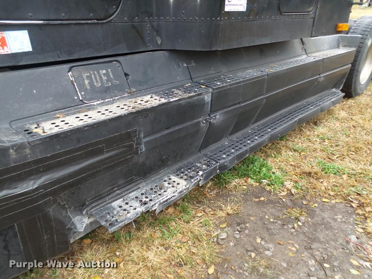 image for item L4185 1992 Freightliner FLD120 semi truck