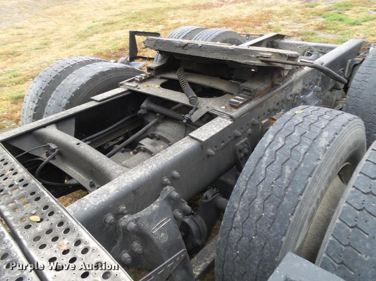 image for item L4185 1992 Freightliner FLD120 semi truck