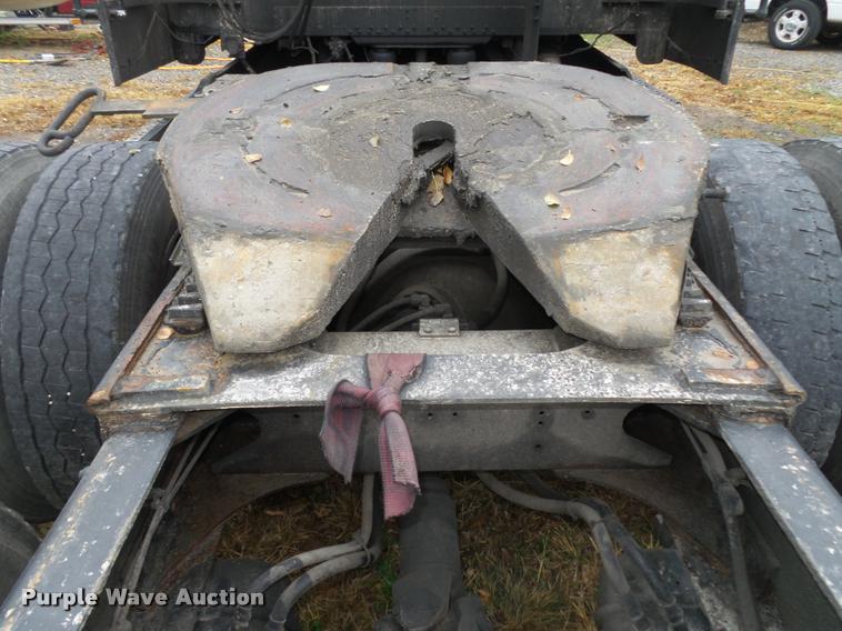 image for item L4185 1992 Freightliner FLD120 semi truck