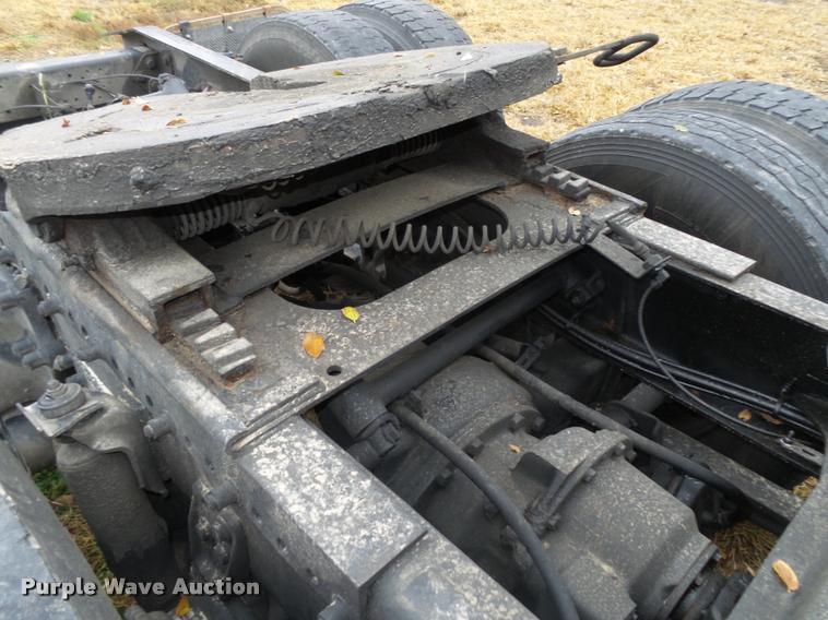 image for item L4185 1992 Freightliner FLD120 semi truck