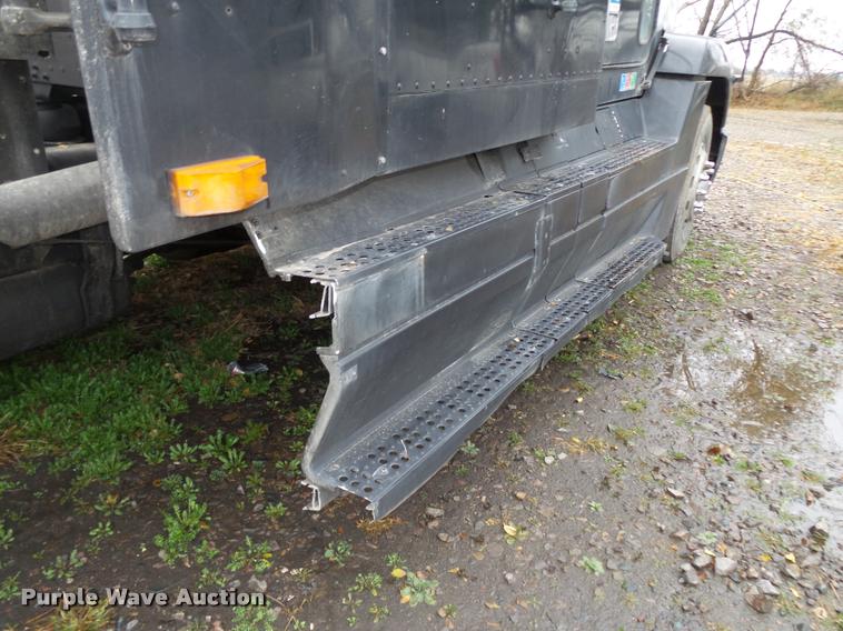 image for item L4185 1992 Freightliner FLD120 semi truck