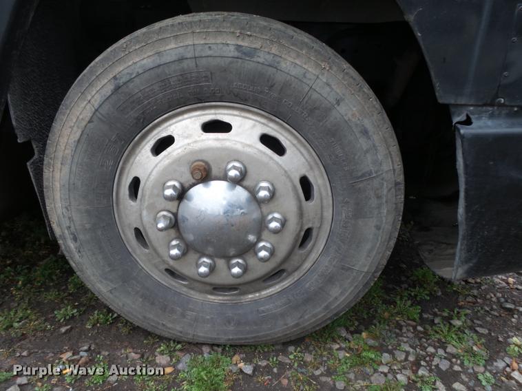 image for item L4185 1992 Freightliner FLD120 semi truck