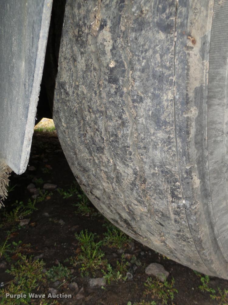 image for item L4185 1992 Freightliner FLD120 semi truck