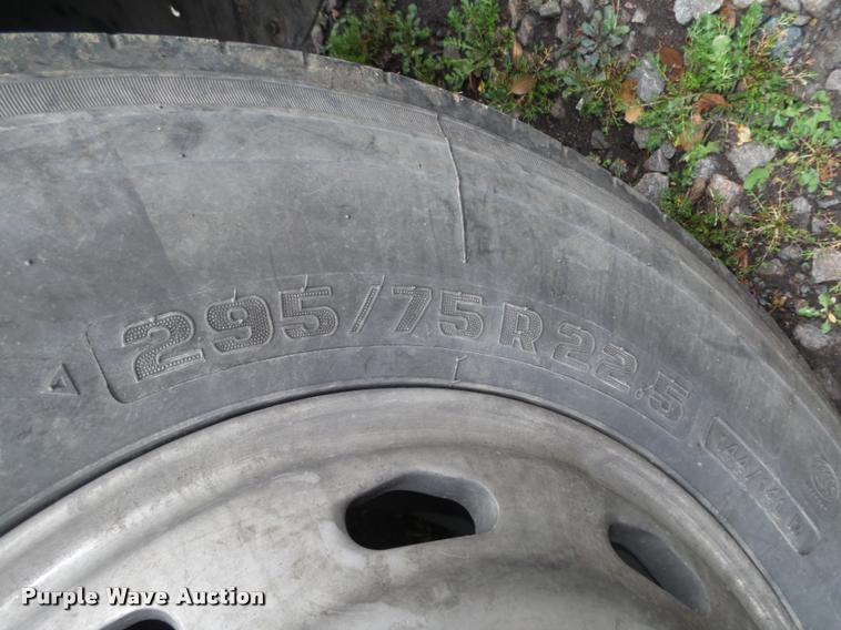 image for item L4185 1992 Freightliner FLD120 semi truck