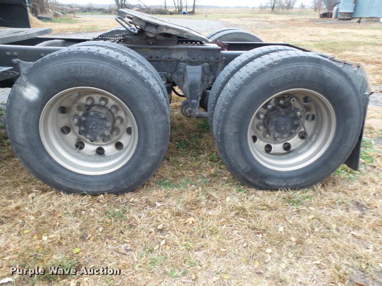 image for item L4185 1992 Freightliner FLD120 semi truck