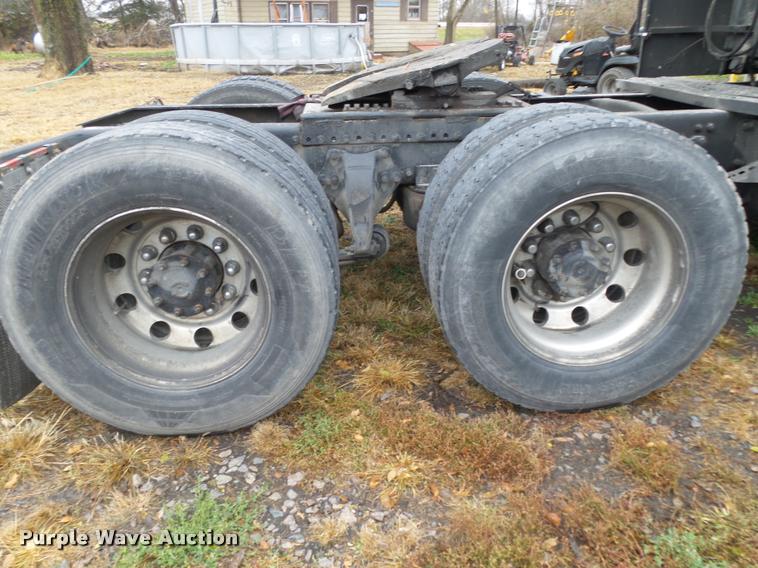 image for item L4185 1992 Freightliner FLD120 semi truck