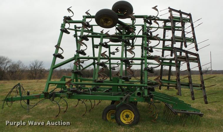 image for item AG9107 John Deere 980 field cultivator