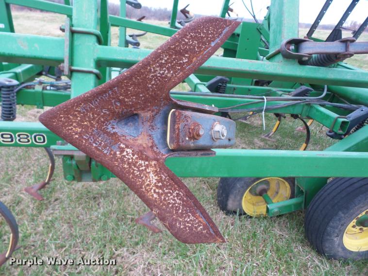 image for item AG9107 John Deere 980 field cultivator