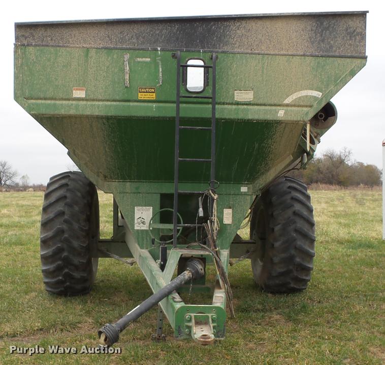 image for item AG9110 Brent 672 grain cart