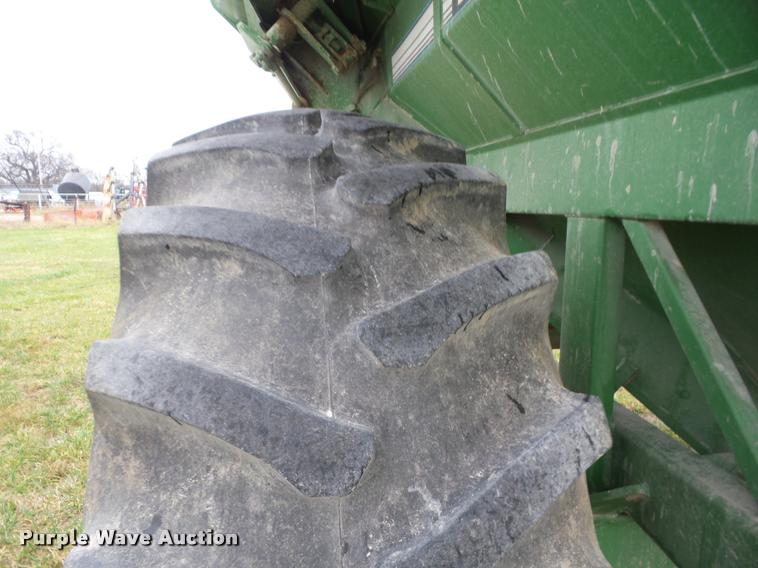 image for item AG9110 Brent 672 grain cart