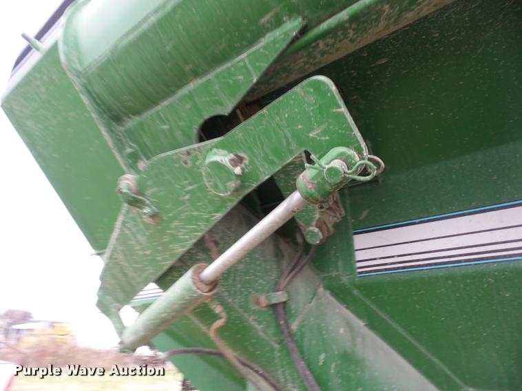 image for item AG9110 Brent 672 grain cart