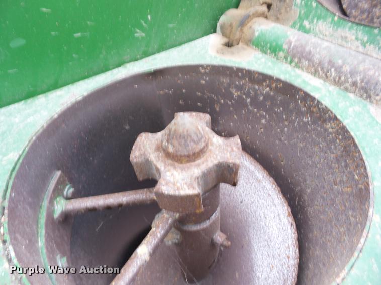 image for item AG9110 Brent 672 grain cart