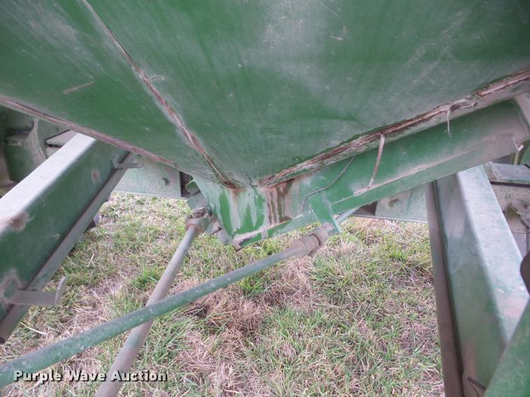 image for item AG9110 Brent 672 grain cart