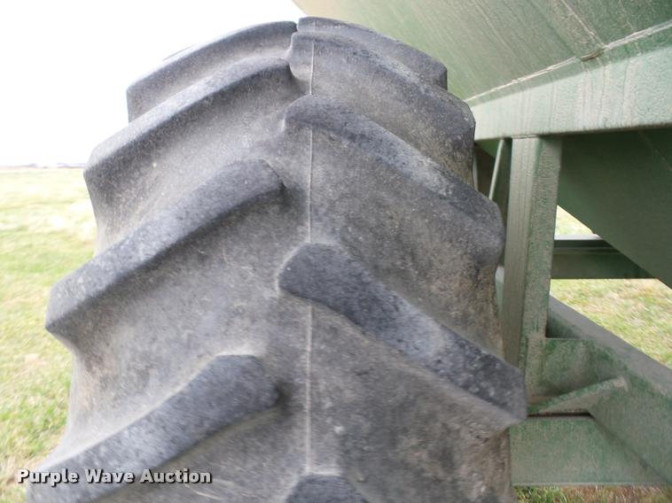 image for item AG9110 Brent 672 grain cart