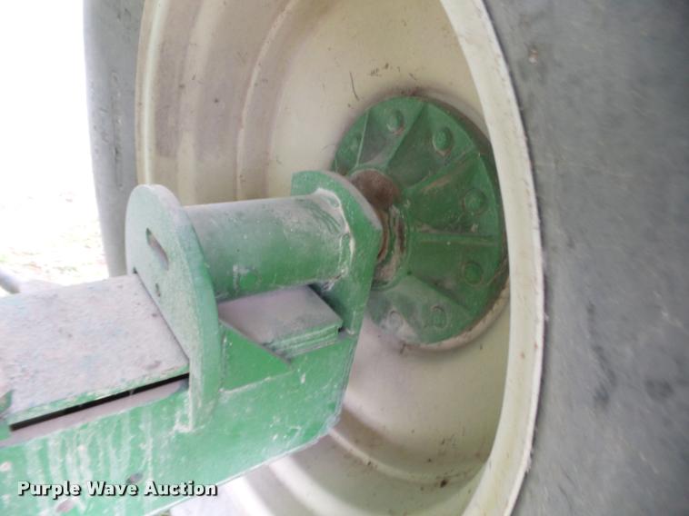 image for item AG9110 Brent 672 grain cart