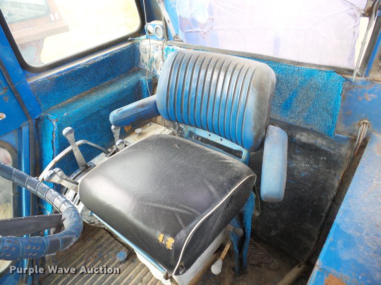 image for item AG9131 1968 Ford 9600 tractor