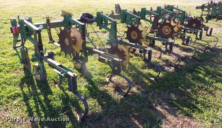 image for item AG9323 John Deere 825 field cultivator