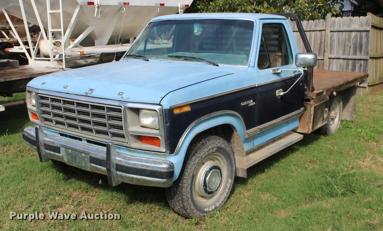 image for item DA4264 1981 Ford F250 flatbed pickup truck