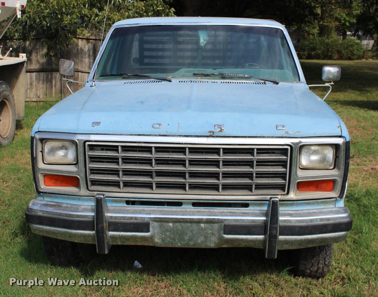 image for item DA4264 1981 Ford F250 flatbed pickup truck