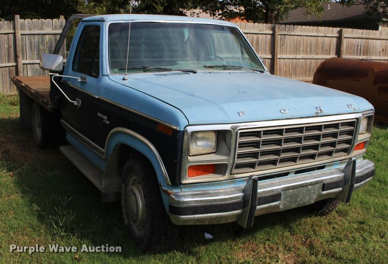 image for item DA4264 1981 Ford F250 flatbed pickup truck
