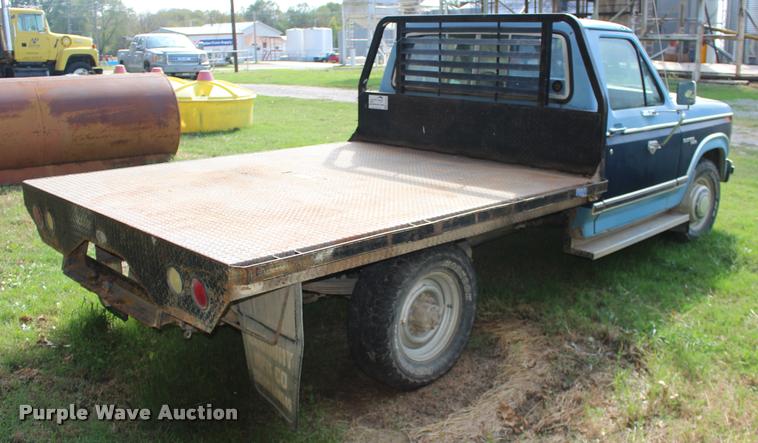 image for item DA4264 1981 Ford F250 flatbed pickup truck