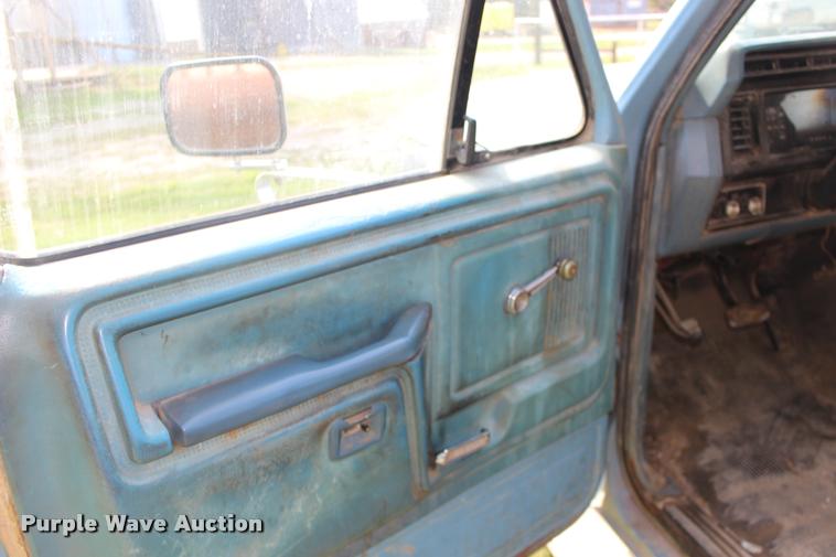 image for item DA4264 1981 Ford F250 flatbed pickup truck