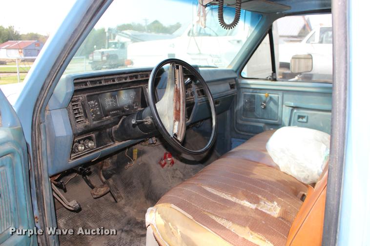 image for item DA4264 1981 Ford F250 flatbed pickup truck