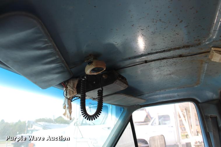 image for item DA4264 1981 Ford F250 flatbed pickup truck